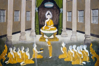 Fresco que representa una escena de la vida de Buda en Wat Phra Doi Suthep, Chiang Mai. Buda con su sangha. Tailandia